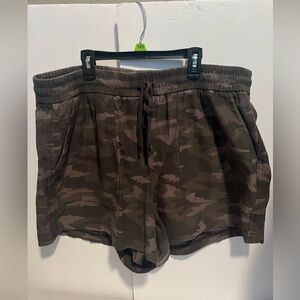 ATHLETA Plus Women’s Camo Farallon Green & Grey Camouflage Shorts Size 20